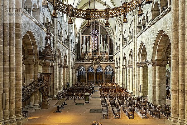 Innenraum und Orgel des Basler Münster in Basel  Schweiz  Europa