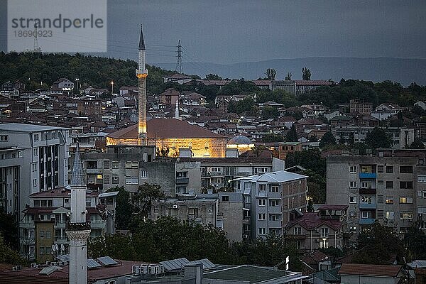 Skopje  Nordmazedonien  Stadtübersicht bei Nacht in Skopje  16.10.2021. Copyright