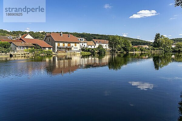 Quingey und der Fluss Loue  Bourgogne-Franche-Comté  Frankreich  Europa