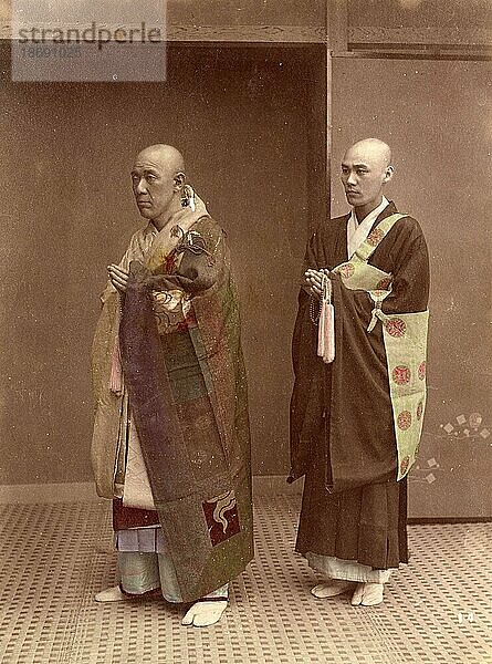 Zwei buddhistische Mönche auf dem Weg zum Kloster  Buddhismus  Priester  um 1870  Japan  Historisch  digital restaurierte Reproduktion von einer Vorlage aus der damaligen Zeit  Asien