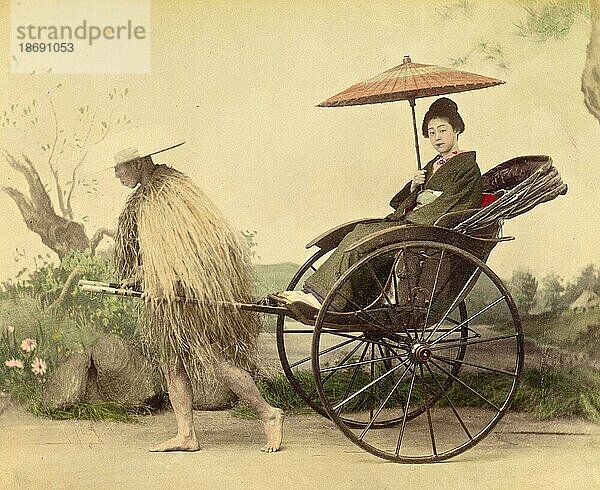 Vornehme Frau mit Sonnenschirm  die von einem Mann mit Strohregenmantel in einer Jinrikisha gezogen wird  Rischka  um 1870  Japan  Historisch  digital restaurierte Reproduktion von einer Vorlage aus der damaligen Zeit  Asien