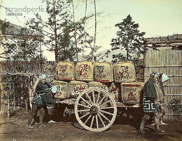 Frachtkarren  Transport von Gütern mit einem einfachen Wagen der von einigen Männern gezogen wird  um 1870  Japan  Historisch  digital restaurierte Reproduktion von einer Vorlage aus der damaligen Zeit  Asien