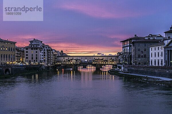 Blick auf die ikonische Ponte Vecchio über dem Fluss Arno in der Abenddämmerung in Florenz  Italien  Europa