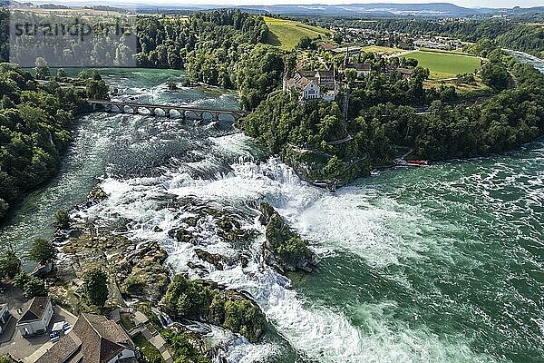 Wasserfall Rheinfall  Schloss Laufen und Rheinfall-Brücke bei Neuhausen am Rheinfall  Schweiz  Europa