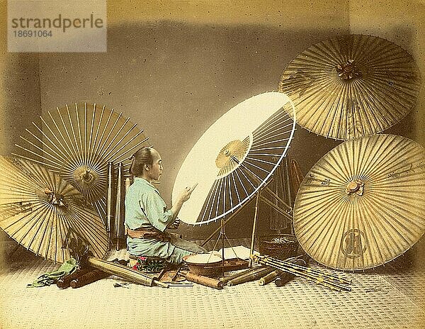 Antikes Japan  Herstellung von Sonnenschirmen  Schirmen  in einer kleinen Werkstatt  um 1880  Japan  Historisch  digital restaurierte Reproduktion von einer Vorlage aus der damaligen Zeit  Asien