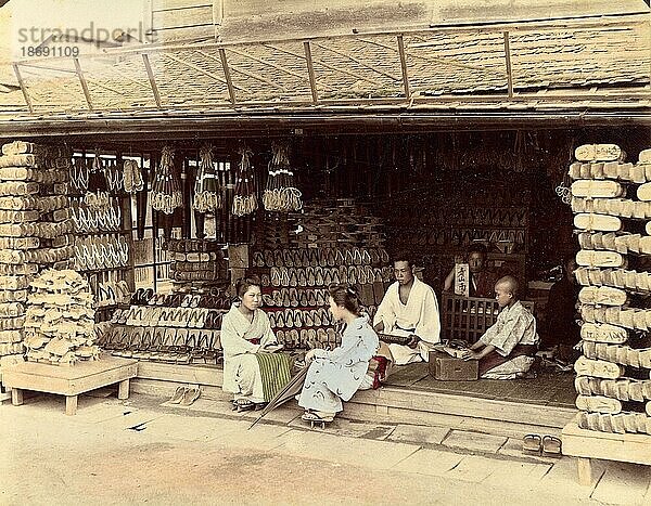 Schuhgeschäft  um 1870  Japan  Historisch  digital restaurierte Reproduktion von einer Vorlage aus der damaligen Zeit  Asien