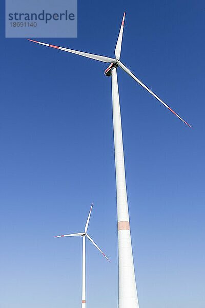 WSymbolbild Windenergie  Energiewende  indräder  Windkraftanlage  blauer Himmel  Baden-Württemberg  Deutschland  Europa