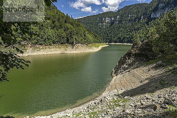 Der Doubs Stausee Lac des Moron zwischen der Schweiz und Frankreich