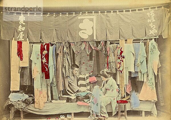 Second-Hand-Laden für Kleidung  um 1870  Japan  Historisch  digital restaurierte Reproduktion von einer Vorlage aus der damaligen Zeit  Asien