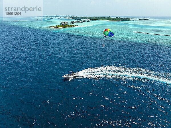 Luftaufnahme  Malediven  Nord Male Atoll  Gleitschirmflieger auf der Paradiesinsel mit Wasserbungalows  Asien