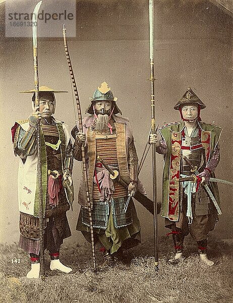 Drei Samurai Krieger in Rüstung  mit Lanzen und Schwert  typische Uniform der Kämpfer  um 1870  Japan  Historisch  digital restaurierte Reproduktion von einer Vorlage aus der damaligen Zeit  Asien