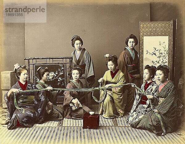 Konkonchiki  Japanische Frauen bei einem Gesellschaftsspiel  eine Gruppe von acht jungen Frauen  von denen vier ein Seil halten und ein Spiel spielen  während die anderen zusehen  um 1870  Japan  Historisch  digital restaurierte Reproduktion von einer Vorlage aus der damaligen Zeit  Asien
