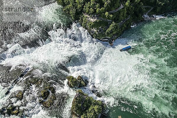 Wasserfall Rheinfall bei Neuhausen am Rheinfall aus der Luft gesehen  Schweiz  Europa