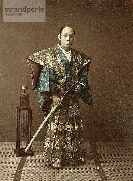 Samuraikrieger mit Schwert und Uniform  Kämpfer mit vornehmer Kleidung  um 1870  Japan  Historisch  digital restaurierte Reproduktion von einer Vorlage aus der damaligen Zeit  Asien