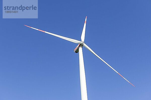 Symbolbild Windenergie  Energiewende  Windrad  Windkraftanlage  blauer Himmel  Baden-Württemberg  Deutschland  Europa