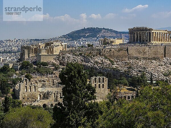 Panoramablick auf Athen und die Akropolis vom Musenhügel aus an einem klaren Sommertag