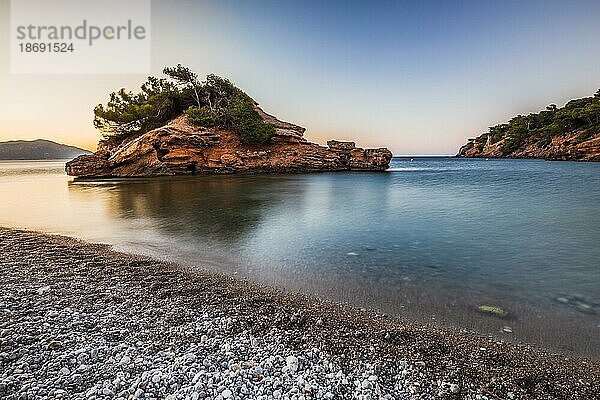 Glattes Wasser und die kleine Insel