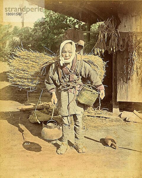 Ältere japanische Frau  Landarbeiterin  trägt Strohballen auf dem Rücken  Arbeit  um 1870  Japan  Historisch  digital restaurierte Reproduktion von einer Vorlage aus der damaligen Zeit  Asien