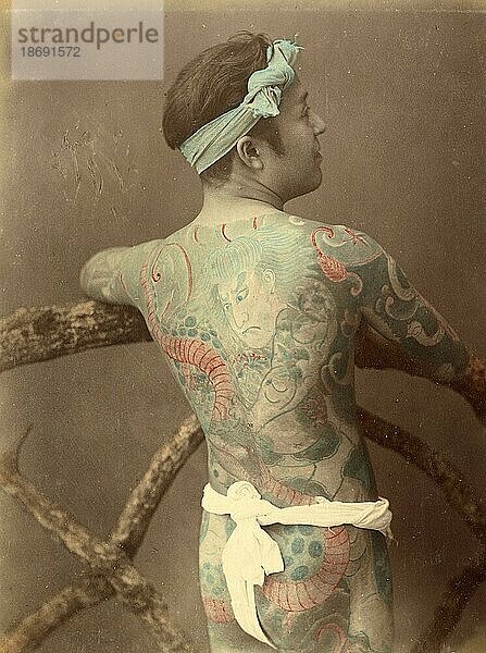 Japanischer Mann mit einer Tätowierung auf dem Rücken  Tattoo  um 1880  Japan  Historisch  digital restaurierte Reproduktion von einer Vorlage aus der damaligen Zeit  Asien