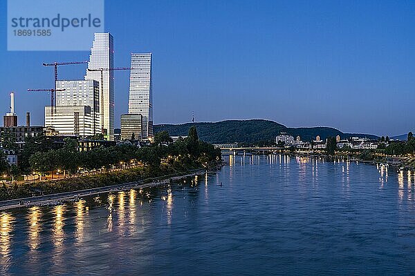 Roche-Turm oder Roche Tower und der Rhein in Basel in der Abenddämmerung  Schweiz  Europa