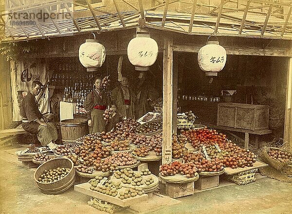 Laden für Früchte  Gemüse und andere Lebensmittel  um 1870  Japan  Historisch  digital restaurierte Reproduktion von einer Vorlage aus der damaligen Zeit  Asien