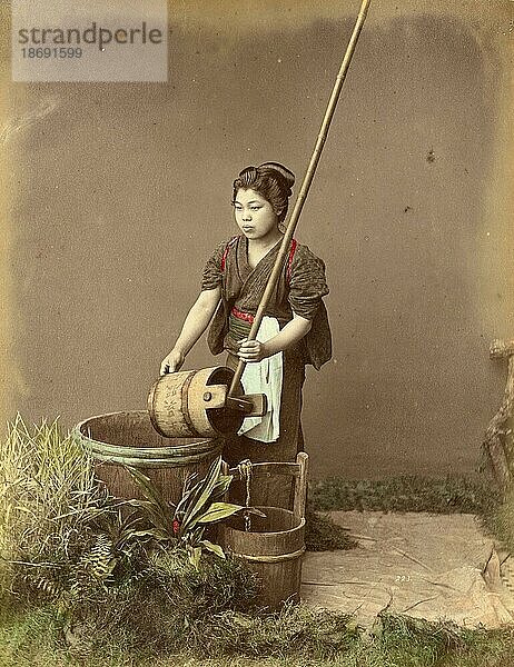 Frau schöpft Wasser aus einem Brunnen  um 1870  Japan  Historisch  digital restaurierte Reproduktion von einer Vorlage aus der damaligen Zeit  Asien