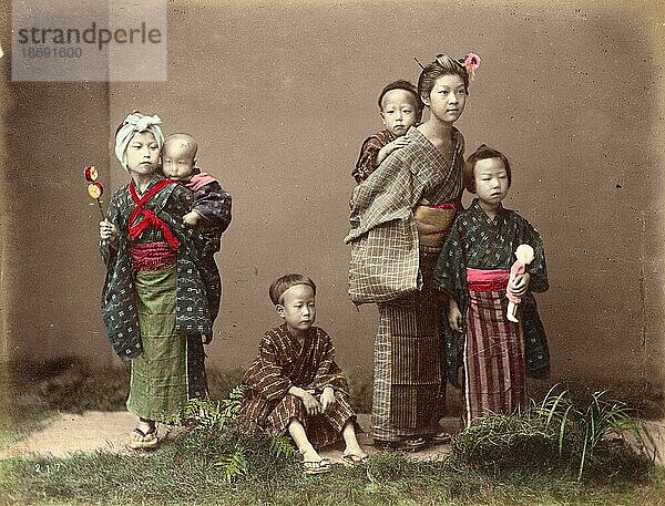 Japanische Familie  Frauen und Kinder in der traditonellen Kleidung  um 1870  Japan  Historisch  digital restaurierte Reproduktion von einer Vorlage aus der damaligen Zeit  Asien