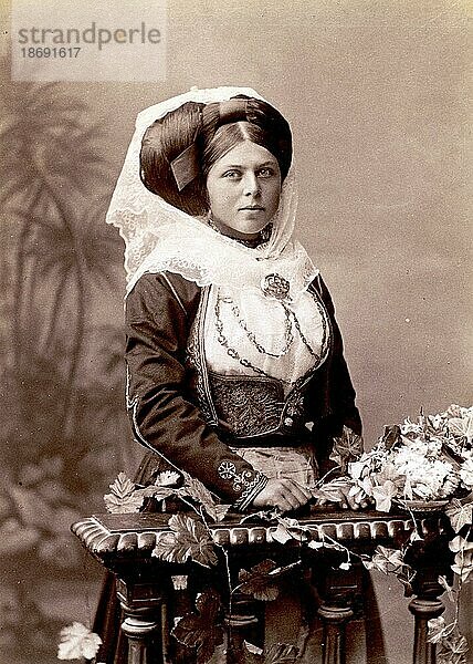Studio-Porträt einer Frau in traditioneller griechischer Kleidung  1870  Griechenland  Historisch  digital restaurierte Reproduktion von einer Vorlage aus dem 19. Jahrhundert  Europa