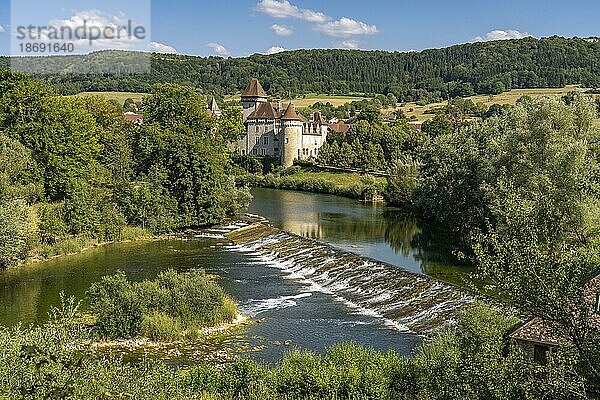 Das Schloss Cleron und der Fluss Loue  Cleron  Bourgogne-Franche-Comté  Frankreich  Europa