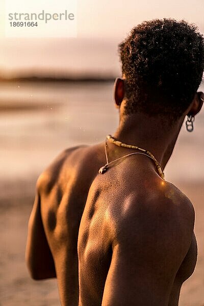 Rücken eines muskulösen schwarzen ethnischen Mannes im Sommerurlaub am Meer  der sich frei fühlt