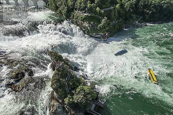 Wasserfall Rheinfall bei Neuhausen am Rheinfall aus der Luft gesehen  Schweiz  Europa