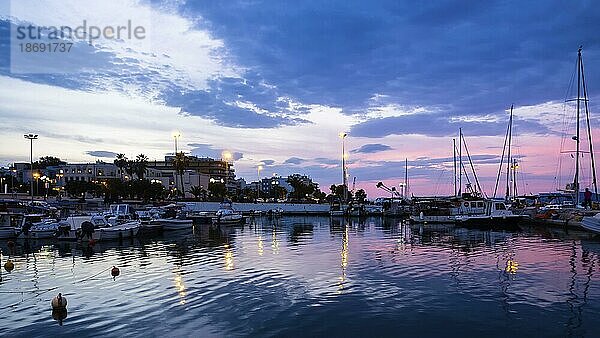 Schöne Aussicht auf Korinth  Griechenland  Hafen  Boote  Fischerboote und Yachten  Piers bei Sonnenuntergang. Bunte Himmel und Wolken  Reflexionen in der Bucht Wasser  Europa