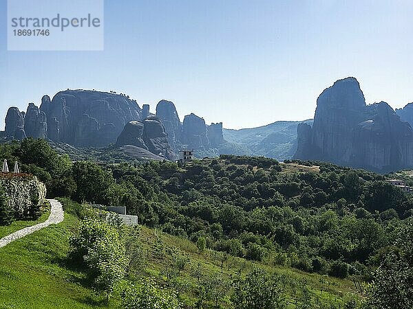 Panoramablick auf die Meteorafelsen an einem klaren Sommertag. Touristisches Ziel  berühmtes Naturphänomen der Felsen und religiöse Attraktion der orthodoxen Klöster und Nonnenklöster oben auf den Felsen