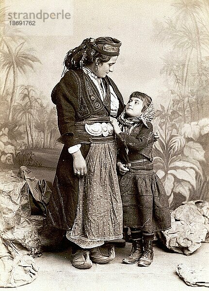 Atelierbildnis von Frau und Kind in traditioneller griechischer Kleidung  1888  Griechenland  Historisch  digital restaurierte Reproduktion von einer Vorlage aus dem 19. Jahrhundert  Europa