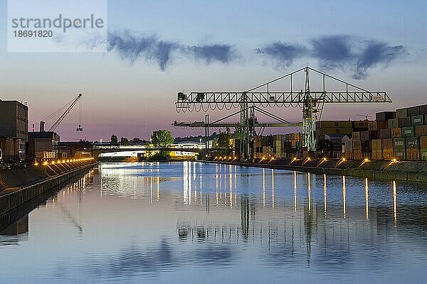 Containerhafen Stuttgart  Kräne  Abenddämmerung  Stuttgart  Baden-Württemberg  Deutschland  Europa