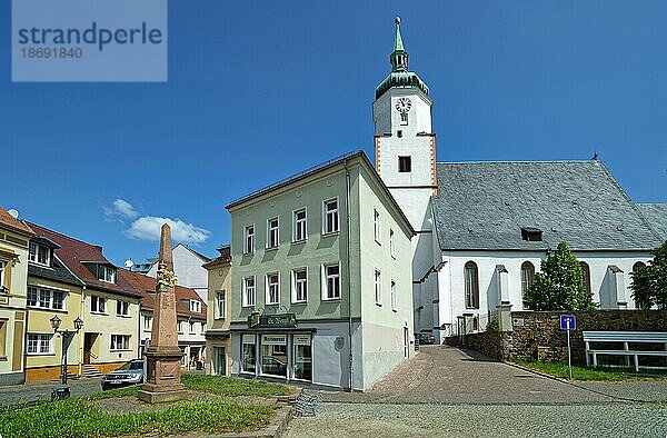 Wurzener Postmeilensäule aus dem Jahr 1724 und Stadtkirche St. Wenceslai  Wurzen  Sachsen  Deutschland  Europa