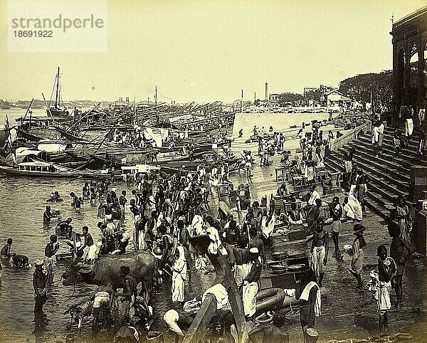 Hafen mit vielen Menschen am Hoogly bei Kalkutta  Fluss im indischen Bundesstaat Westbengalen  1887  Indien  Historisch  digital restaurierte Reproduktion von einer Vorlage aus der damaligen Zeit  Asien