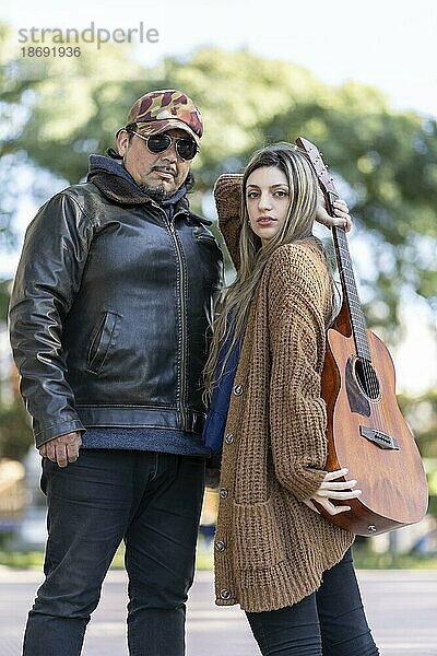 Porträt eines Musikerpaares auf der Straße