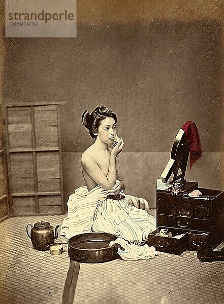 Japanische Toilette  Frau bei der Morgentoilette  Körperpflege  um 1870  Japan  Historisch  digital restaurierte Reproduktion von einer Vorlage aus der damaligen Zeit  Asien