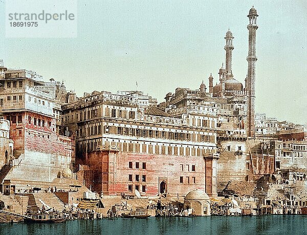Blick auf die Ghats mit Aurangzebs Moschee in Benares  um 1900  Indien  Historisch  digital restaurierte Reproduktion von einer Vorlage aus der damaligen Zeit  Asien