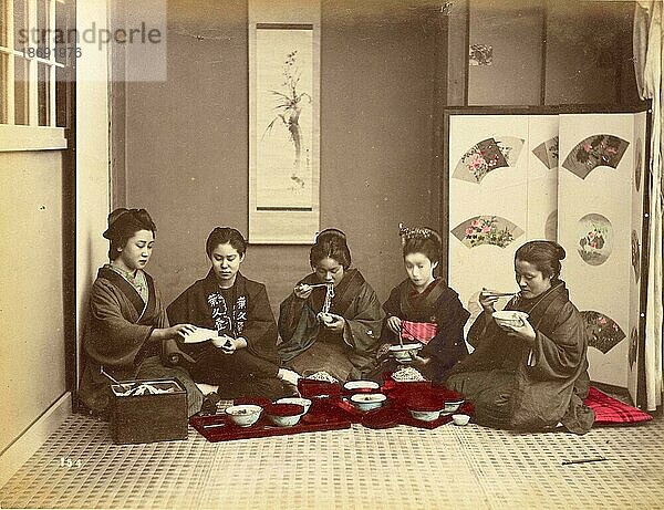 Fünf Frauen beim Essen  es gibt Buchweizen Nudeln  um 1870  Japan  Historisch  digital restaurierte Reproduktion von einer Vorlage aus der damaligen Zeit  Asien