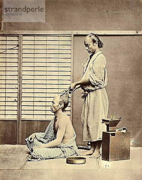 Haare frisieren im japanischen Stil  Friseur mit Kunde  um 1880  Japan  Historisch  digital restaurierte Reproduktion von einer Vorlage aus der damaligen Zeit  Asien