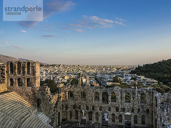 Blick auf das Odeon des Herodes Atticus Theaters auf der Akropolis  Athen  Griechenland  mit Blick auf die Stadt bei Sonnenuntergang  Europa