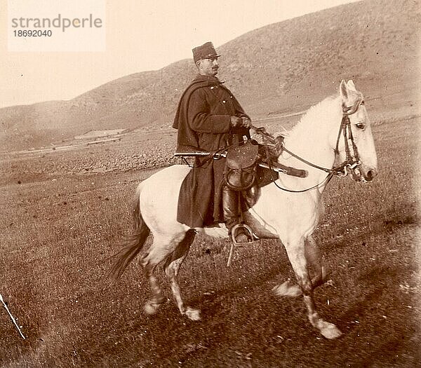 Begleitung bei Besichtigungen  Soldat auf einen Pferd  Schimmel  Wächter  Thessalien  um 1890  Griechenland  Historisch  digital restaurierte Reproduktion von einer Vorlage aus dem 19. Jahrhundert  Europa
