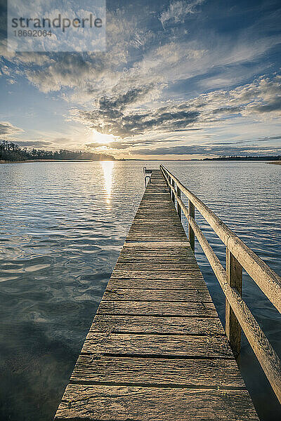 Badesteg am Ostufer des Selenter Sees im Licht der tief stehenden Frühlingssonne