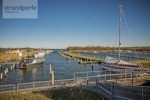 Blick auf den Yacht- und Fischereihafen Lippe an der Ostsee (Kreis Plön) vor Saisonstart