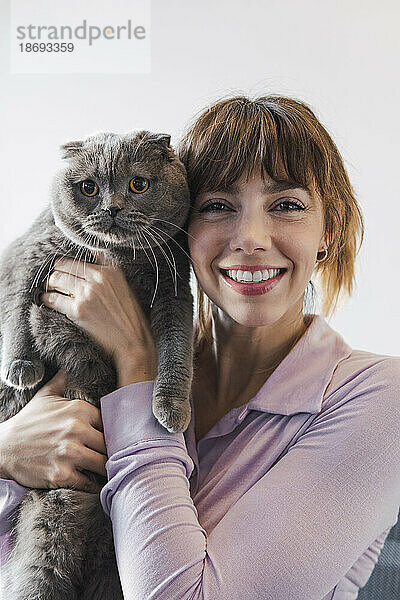 Porträt einer glücklichen Frau mit Katze