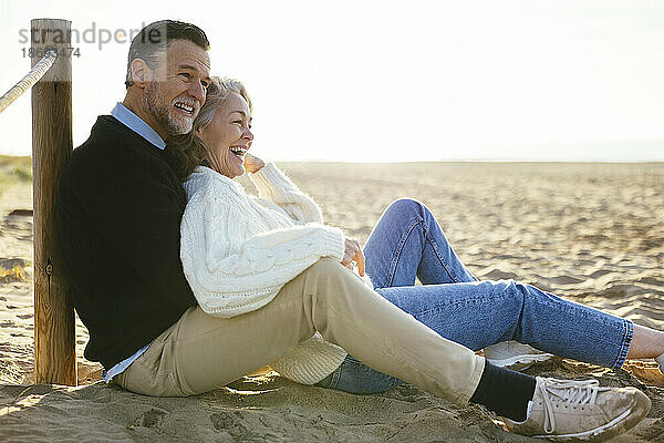 Glückliches älteres Paar genießt es gemeinsam am Strand