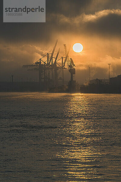 Deutschland  Hamburg  Hamburger Hafen bei bewölktem Sonnenaufgang