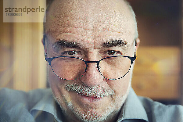 Lächelnder älterer Mann mit Brille